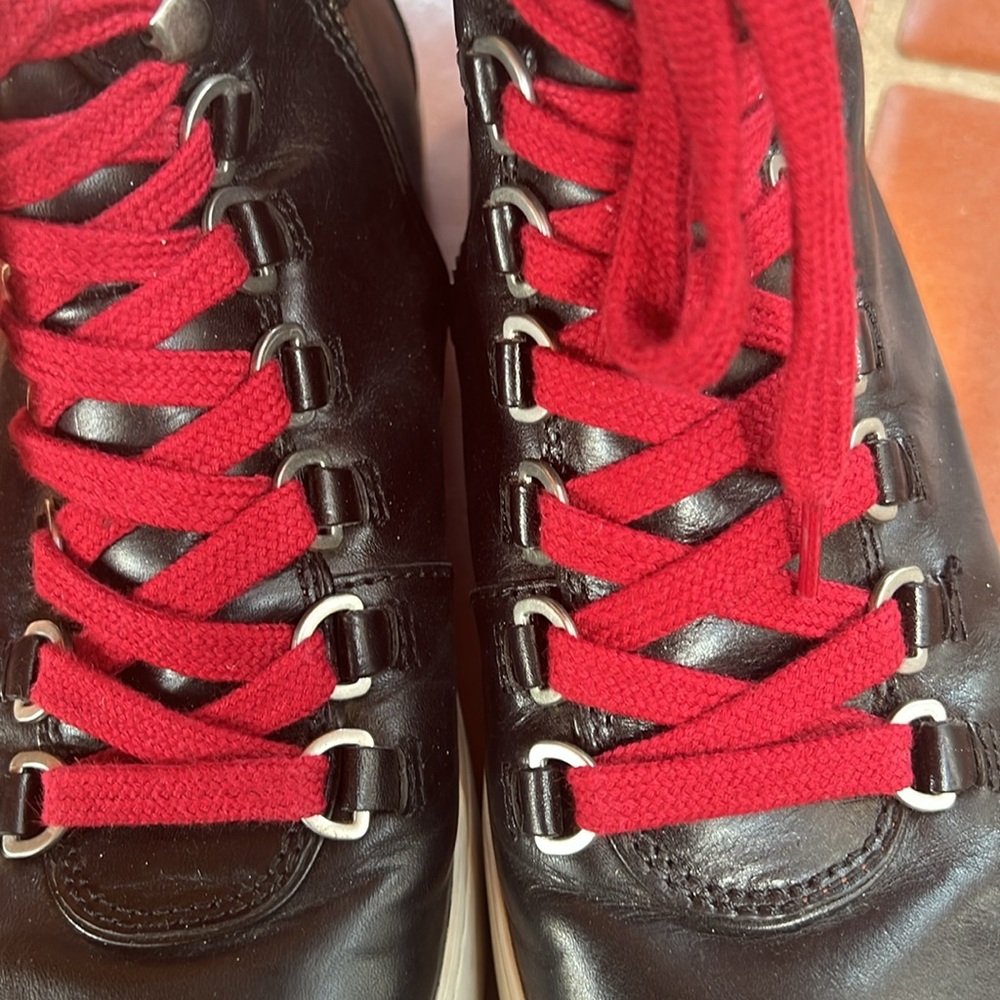 Frye Womens Black Leather Sneakers with Red Laces - Picture 2 of 6